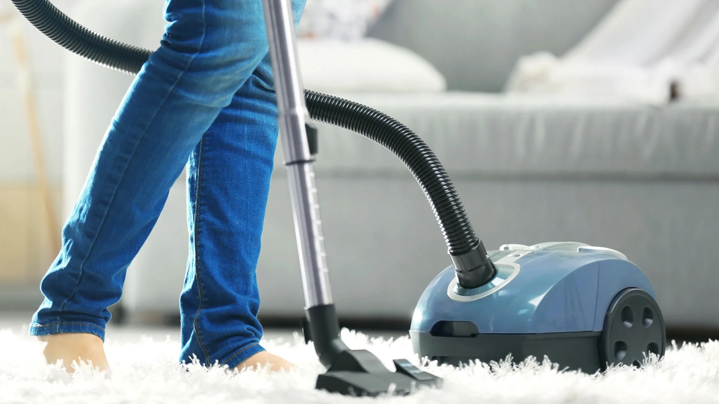 Deep Carpet Cleaning: DIY vs. Professional